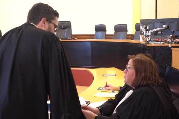 Les avocats du procès de Châteauroux en pleine discussion dans l'attente du délibéré.