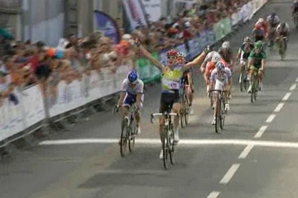 Le slovène Kocjan franchit la ligne d'arrivée au sprint à l'issue de la 1ère étape du Tour du Limousin