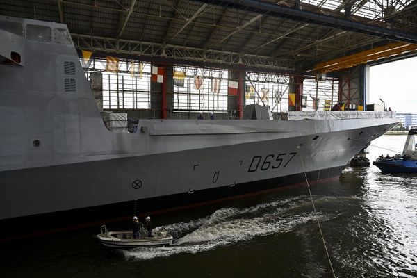 Assemblée dans la forme du chantier Naval Group à Lorient, la FREMM Lorraine a été mise à flot ce vendredi après-midi. 