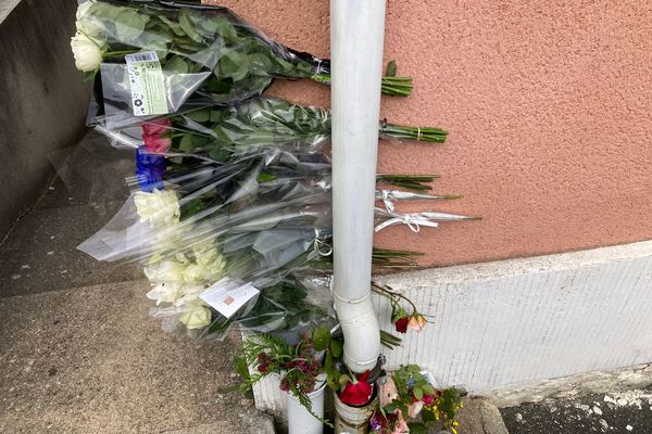 Des fleurs déposés par les habitants, là où Matisse a été frappé de plusieurs coups de couteau, samedi 29 avril à Châteauroux.