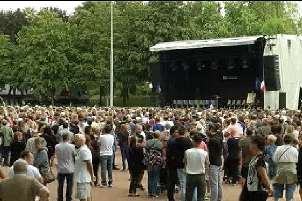 Une foule immense rassemblée au stade Youri Gagarine de St Etienne du Rouvray (Seine-Maritime). 