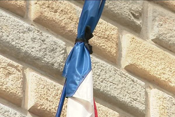 Un des drapeaux français en berne ce matin à Besançon 