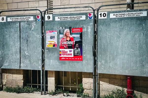 Une affiche de campagne de Danielle Simonnet, qui dénonce l'agression de trois de ses militants mardi (illustration).