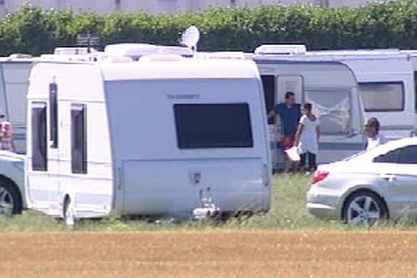 80 caravanes se sont installées le lundi 5 août 2013 sur le stade municipal