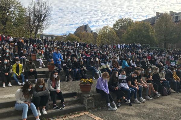 Lundi 2 novembre, plus de 1000 élèves du lycée Théodore de Banville de Moulins ont rendu hommage à Samuel Paty.