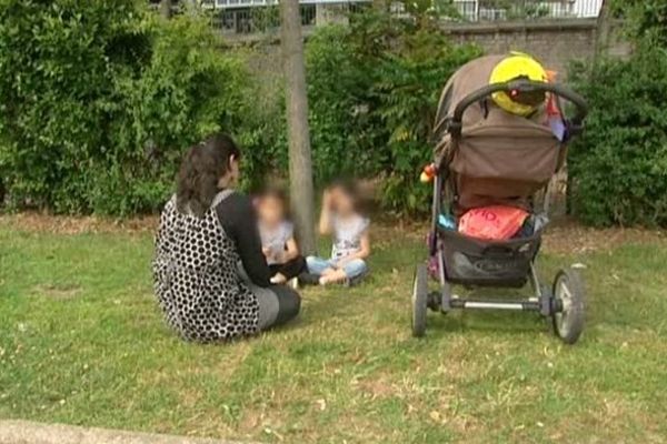 Une famille arménienne dans la rue à Rouen.