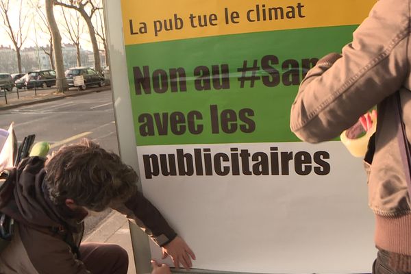 Lors d'une journée contre la publicité : les anti-pub avaient recouvert 149  affiches publicitaires à Lyon.