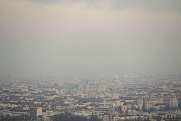 Vue sur Lyon et sa brume de pollution le 4 décembre 2018.