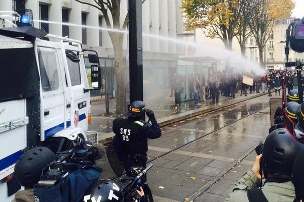 Les premières échauffourées sont intervenues entre manifestants et forces de l'ordre devant la préfecture de Nantes