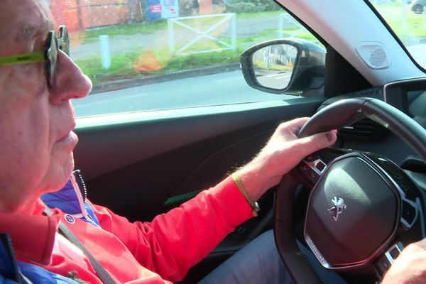 Michel, 77 ans, ne fait que des petits trajets avec sa voiture.