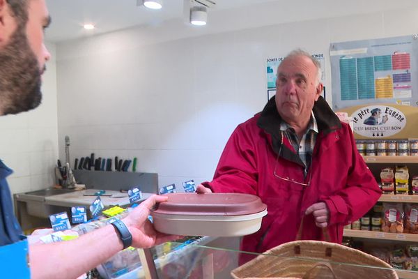 Dans cette poissonnerie de Jard sur Mer en Vendée on améne son propre contenant pour éviter les déchets inutiles