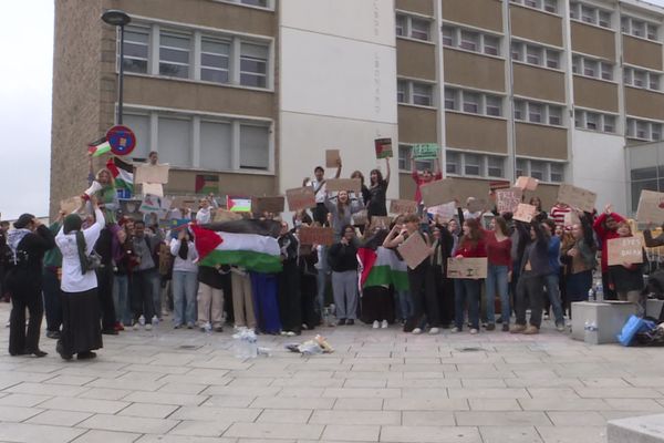 Les élèves de plusieurs lycées se sont rassemblés devant l'établissement Léonard Limosin, le 31 mai 2024, à Limoges.