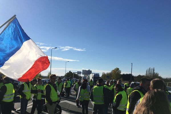 200 à 300 manifestants rassemblés au péage de Virsac sur l'A10, ce dimanche matin.