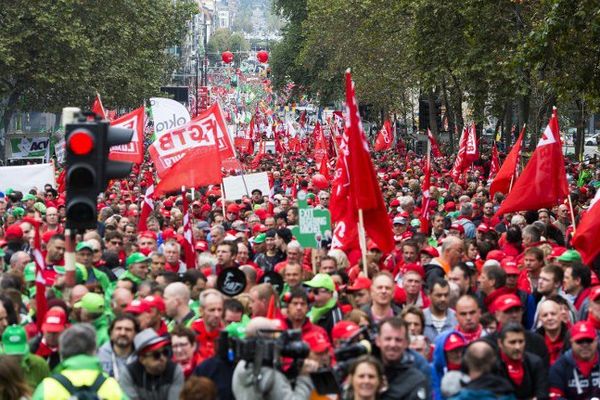 Plusieurs milliers de personnes ont manifesté dans les rues de Bruxelles contre les mesures d'économie du gouvernement belge.