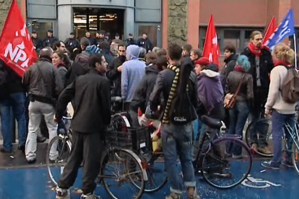 Une centaine de manifestants a répondu présente à l'appel du NPA pour demander la libération des gardés à vue toulousain.