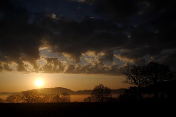 Lever de soleil sur la commune de Poil dans la Nièvre