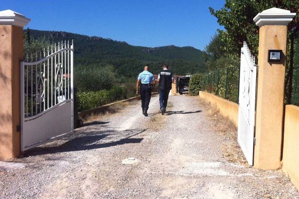 Un enfant a été retrouvé mort dans cette propriété de Bagnols-en-Forêt le 4 septembre 2013 au matin.