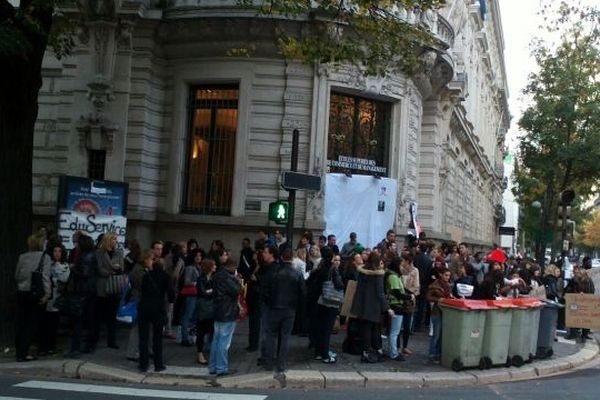 Rassemblement devant l'école Wesford à Grenoble