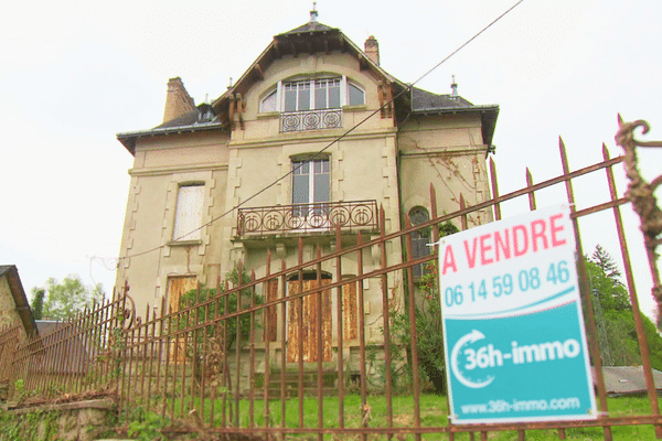 À vendre, manoir abandonné acquis par la municipalité de Treignac (Corrèze).