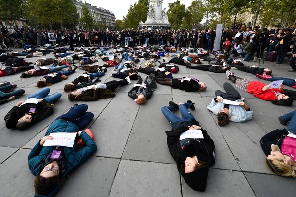 En octobre 2019, des associations féministes organisent un "die-in" à Paris en mémoire des victimes de féminicides. 