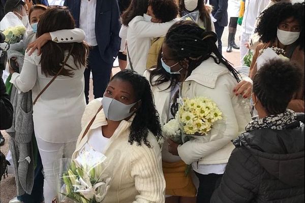 Les participants de la marche blanche en hommage à Simone Barreto Silva.