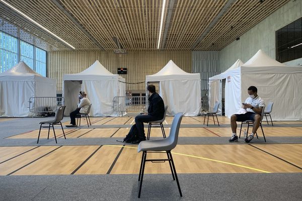 Des patients attendent dans ce centre de vaccination de Romainville en Seine-Saint-Denis.