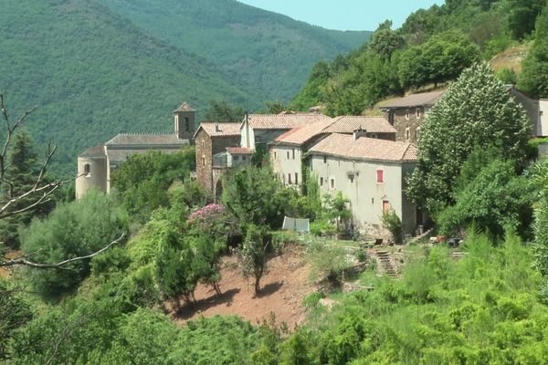 Dans la vallée de la Drobie, en Ardèche, le petit village de Saint-Melany a fait le choix il y a 30 ans de multiplier par 5 le prix de l'eau en haute saison.