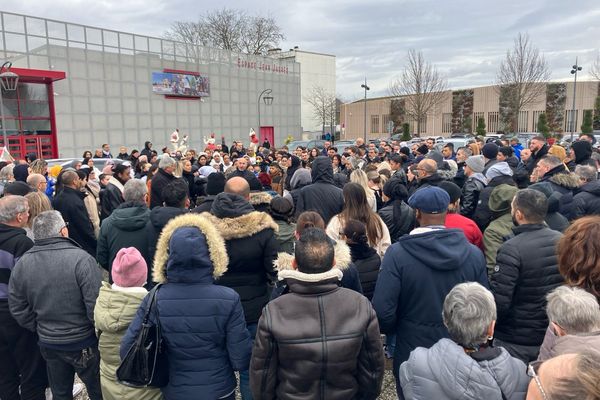 Les participants à la marche blanche en hommage à Nabil L. se sont donnés rendez-vous place des Arts à Tomblaine ce dimanche 18 février 2024.