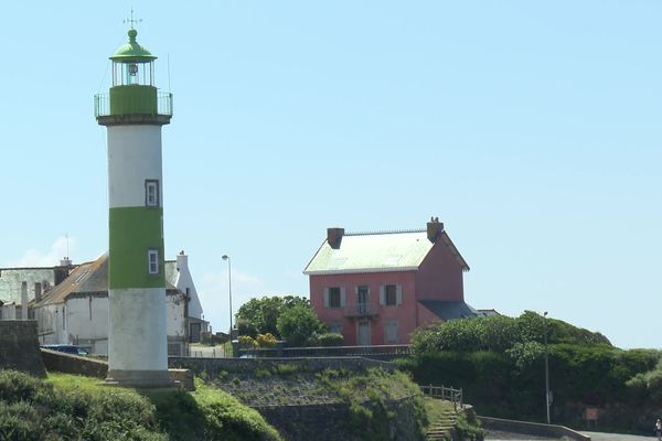 La maison rose fait partie du paysage dans la commune.