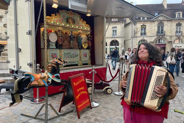 Des animations ont eu lieu sur la place François Rude dite du Bareuzai à Dijon samedi 14 octobre 2023, quelques jours après l'incendie du carrousel.