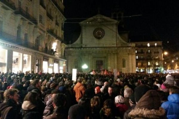 Place Félix Poulat noire de monde à Grenoble