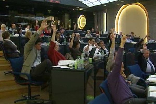 Le vote de la discorde, le 25 juin au Conseil Régional d'Auvergne : Les élus d'Europe Ecologie Les Verts lèvent la main pour adopter avec les socialistes le nouveau schéma des formations dans les lycées professionnels. Une position qui a provoqué la démission du vert historique clermontois, Yves Reverseau.