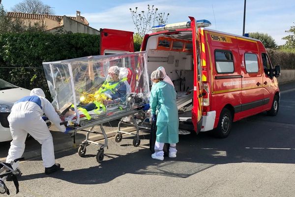 Juvignac (Hérault) - intervention d'une ambulance Covid des pompiers pour porter secours à un homme en grande détresse respiratoire - 7 avril 2020.