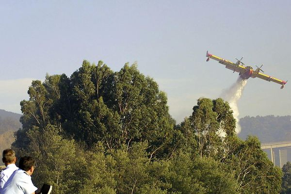 Des Canadair larguent leur réserve d'eau, en septembre 2001 aux abords l'autoroute A9 près du Boulou dans les Pyrénées-Orientales.