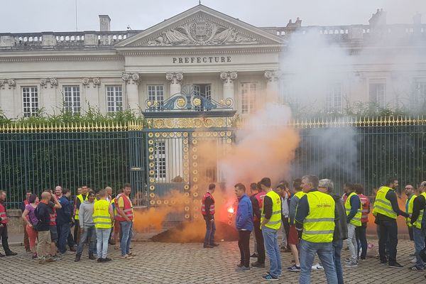 Des agents de la centrale de Cordemais ont déposé lundi 4 juin du charbon devant la préfecture.