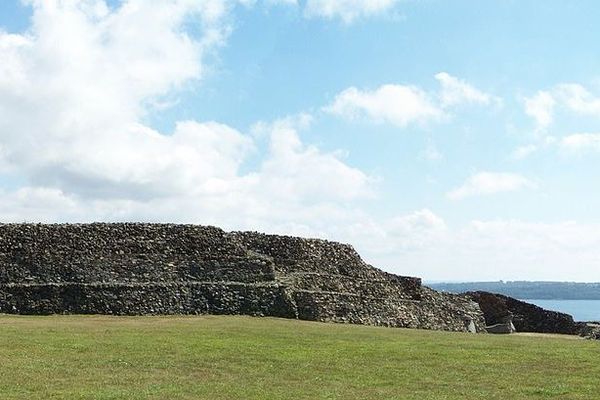 Une partie de la face nord du cairn de Barnenez