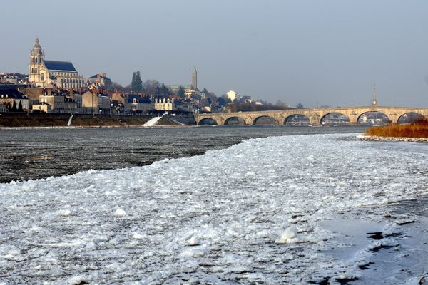 Archives. Formation de glace sur la Loire près de Blois le 9 février 2012.