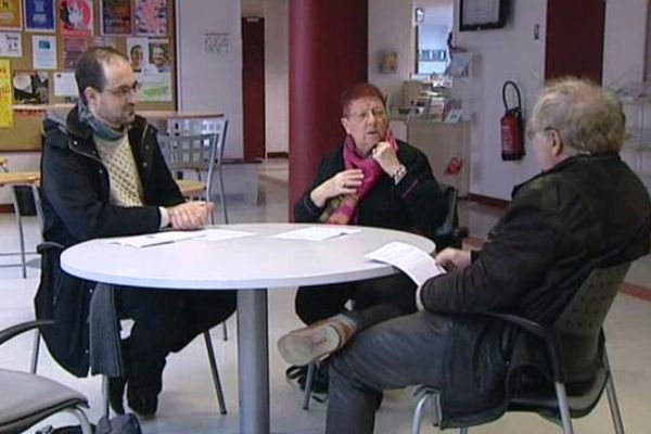 Trois des membres du collectif dijonnais contre le prolongement de l'état d'urgence