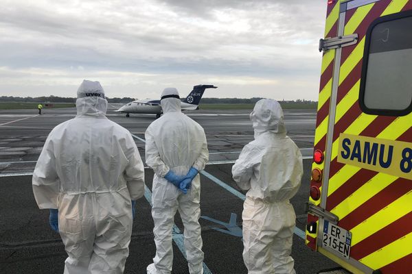 Deux patients Covid sont arrivés en avion à Poitiers