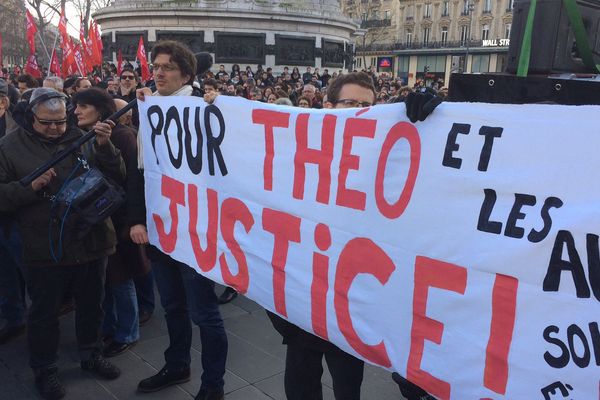 Plusieurs centaines de personnes rassemblées place de la République, à Paris, en soutien à Théo, le 18 février 2017.