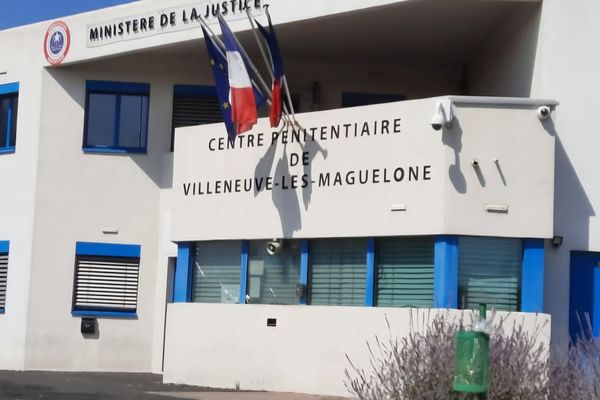 Un détenu agresse un surveillant ce vendredi 20 décembre 2024 : la maison d'arrêt de Villeneuve-lès-Mageulone sous tension.