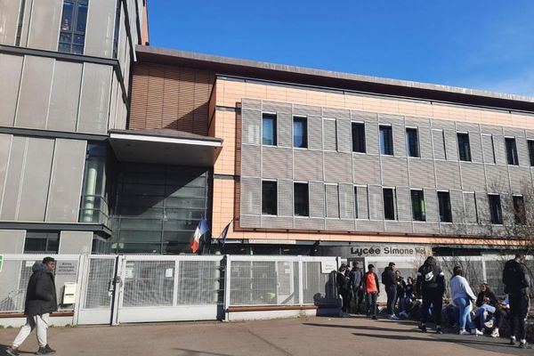 Le Lycée Simone Weil de Pantin va perdre l'une de ses deux classes pour élèves allophones