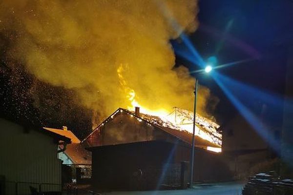 Les flammes ont emporté une maison et un corps de ferme.