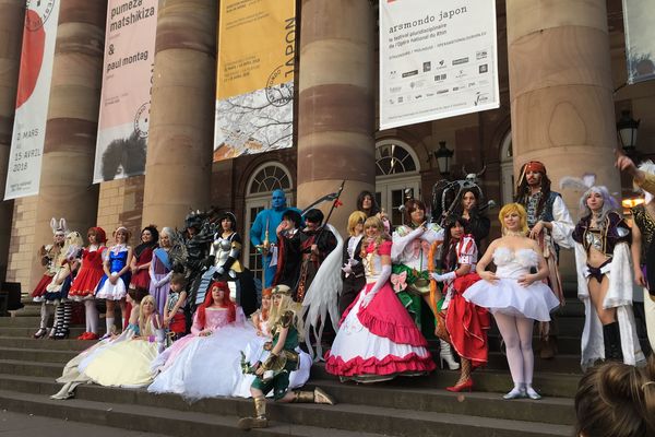 Les 23 participants au concours de cosplay ont pris la pose devant l'opéra du Rhin, juste après la remise des prix.