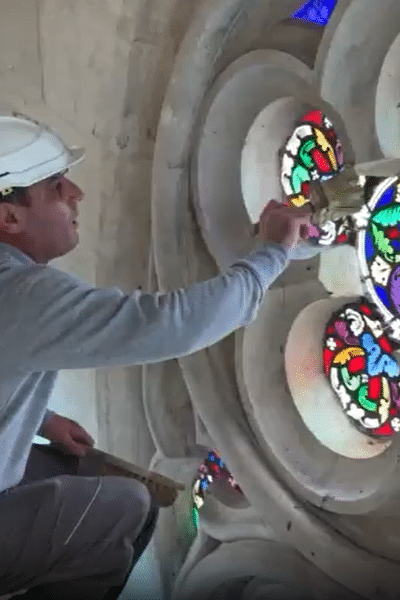 Karen Petresyan, chef de chantier en train de nettoyer les vitraux de la cathédrale Saint-Vincent.
