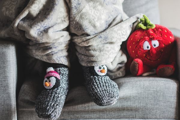 Un enfant se réchauffe sous un plaid - Photo d'illustration