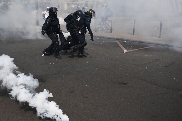 Un représentant des forces de l'ordre évacué en marge de la manifestation du 1er mai 2019 à Paris.  Des heurts avaient éclaté entre manifestants et CRS.