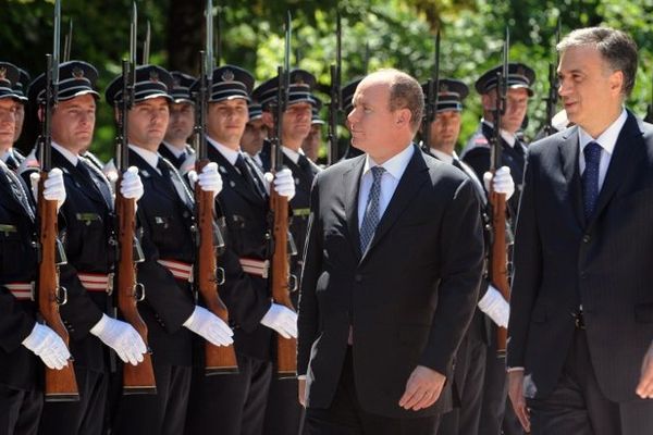 Le prince Albert de Monaco reçu par Filip Vujanivic, président du Monténégro, lors de sa visite officielle en juin 2013. 