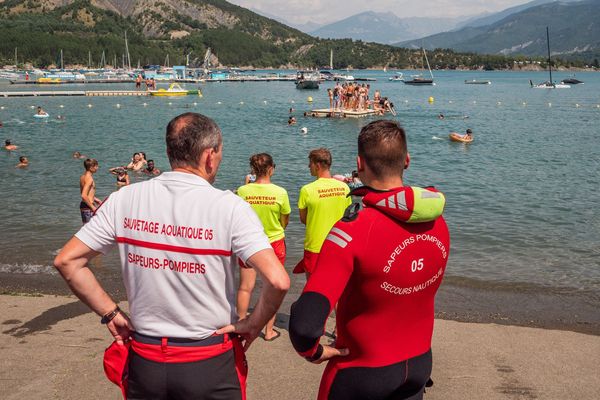 Les sauveteurs sapeurs-pompiers sont mobilisés tout l'été sur les rives surveillées du lac de Serre-Ponçon.