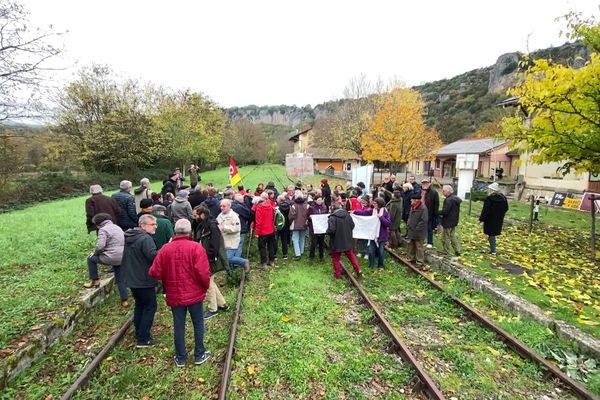 Les manifestants ont occupé symboliquement la voie ferrée entre Cahors et Figeac qu'ils souhaitent voir rouvrir à la circulation des trains